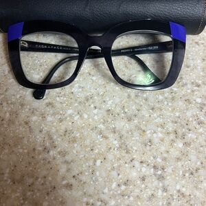 Face a face Black and blue Frame